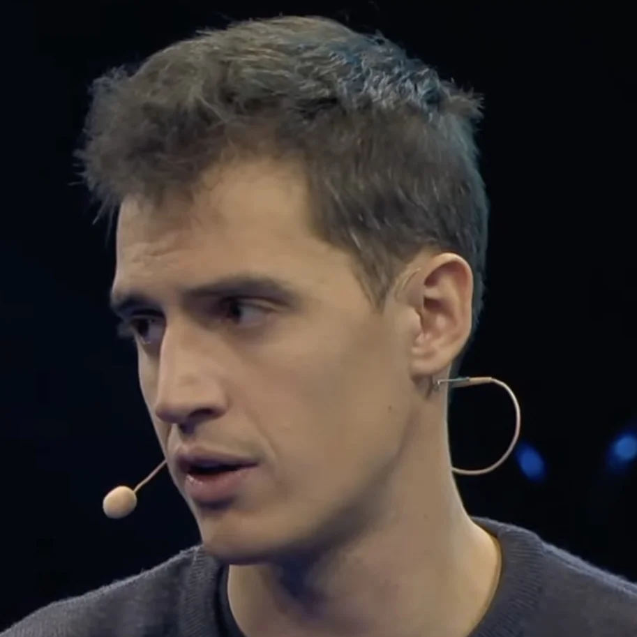 Arthur Mensch, cofondateur et directeur général de Mistral AI, lors d'une conférence technologique